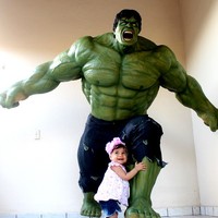 Figurines d'action de film de super-héros d'intérieur et d'extérieur à décor Muscle Man Statue Hulk grandeur nature en fibre de verre Sculpture en résine