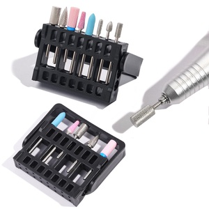Support de Présentation Coloré Amovible en Forme de Main pour 16 Embouts de Ponceuse à Ongles – Outils de Manucure en Gros à Bas Prix pour Achats Mixtes - Product Image 1