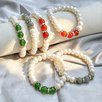 Bracelet de perles baroques blanches d'eau douce naturelles de 7 à 8 mm Muses Jewels, avec cordon élastique exquis et accessoires en pierres naturelles multicolores