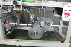 Machine d'étiquetage automatique SKILT pour les surfaces supérieure et inférieure des tasses et des bocaux, machine à coller des étiquettes - Product Image 6