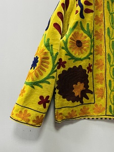 Chaqueta de lana amarilla con cuello alto y bordado floral Suzani hecho a mano, manga larga, cierre abierto, ropa casual de invierno - Product Image 2