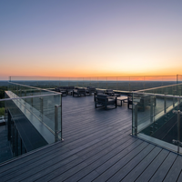 Planche de terrasse WPC moderne d'extérieur 140 mm antidérapante à grain de bois lisse composite (épaisseur 19-30 mm) à clic, résistante au trafic intensif et ignifuge