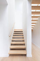 Escalier suspendu à structure invisible, escalier flottant modulaire personnalisé, marches en bois massif avec garde-corps en acier