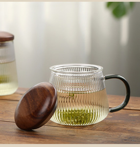 Tazza <span class=keywords><strong>da</strong></span> Tè in Vetro Borosilicato Premium con Coperchio in Legno Naturale e Infusore Integrato - Elegante Tazza <span class=keywords><strong>da</strong></span> Tè a Righe Verticali <span class=keywords><strong>da</strong></span> 450ml - Product Image 4