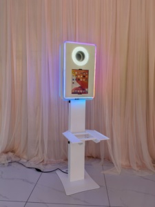 ตู้ถ่ายรูปงานอีเว้นท์แบบสี่เหลี่ยม พร้อมแท่นวางเซลฟี่ <span class=keywords><strong>Surface</strong></span> <span class=keywords><strong>Pro</strong></span> DSLR  พร้อมไฟ RGB และชั้นวางเครื่องพิมพ์ สำหรับงานแต่งงานและงานปาร์ตี้ - Product Image 4