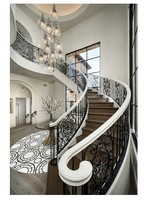 Escalier en acier courbé moderne et élégant de style Optima Luxury pour villa