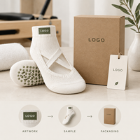 Chaussettes de Pilates à grip avec patch logo, blanches, coupe basse, grip rose, semelle intégrale pour studio, sourcing en gros, développement tricoté, inspection qualité