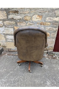 Fauteuil pivotant Chesterfield en cuir capitonné de luxe avec roulettes pour la maison - Product Image 4