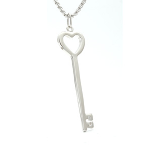 Collar con colgante de llave de corazón yunnique, joyería de regalo unisex de acero inoxidable plateado a la moda - Product Image 1