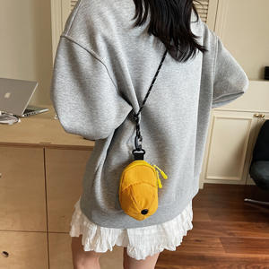 Schattige Mini Crossbody Portemonnee met Opbergruimte voor Oordopjes, Modieus Sleutelhanger, Waterdichte Tas in Baseballpet Vorm - Product Image 2