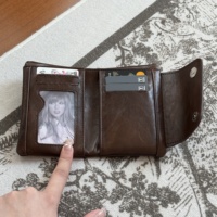 Dompet Pendek Wanita Korea Versi Baru PU Portabel Lembut Desain Garis Gelap Kancing Penutup Gaya Normcore untuk Pelajar Wanita Sehari-hari