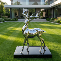 Sculpture de cerf en acier inoxydable, art contemporain, statue de faune en métal sur mesure pour l'intérieur haut de gamme des centres de villégiature et des places publiques