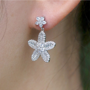 Orecchini a Fiore Scintillanti per Donne, Eleganti Gioielli Floreali alla Moda - Product Image 4