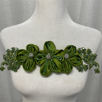 Applique de corsage en satin ornée de fleurs et de strass
