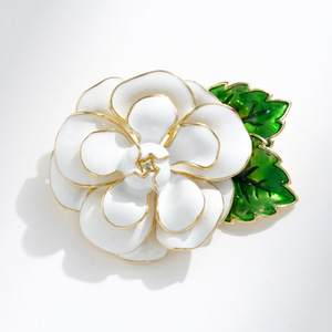 Broche Fleur de Camélia Blanche en Or 18K avec Incrustation de Cristal, Bijou de Luxe pour Femme, Idéal au Quotidien - Product Image 5