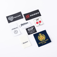Étiquettes tissées en satin de polyester haut de gamme personnalisées, pliées aux extrémités, lavables, accessoires vestimentaires – Conception de logo de marque personnalisée auto-adhésive