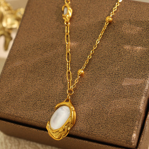 สร้อยคอจี้สไตล์ยุโรปอเมริกันย้อนยุค ชุบทอง 18k ไทเทเนียมสตีล เปลือกหอยสีขาว สายคล้องไหปลาร้า ใส่ได้ทุกวัน - Product Image 2