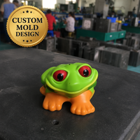 Figurine de grenouille de dessin animé aux grands yeux, corps vert, yeux rouges, pieds orange, personnage stylisé, objet de collection, moulage par injection, usine OEM