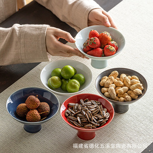 Plato de frutas de porcelana de estilo minimalista con pie alto de la marca Fujian Dehua Wuxi Tang para ofrendas de Buda y exhibición en mesa. - Product Image 4