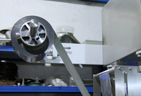 Machine de scellage et d'étiquetage automatique Xtime multi-têtes linéaires pour bouteilles, bocaux et barquettes, avec film en aluminium en rouleau et chauffage