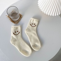 Vente en gros de chaussettes éponge pour le visage souriant Chaussettes pour femmes à friser de couleur unie Chaussettes personnalisées épaisses et chaudes souriantes pour le visage