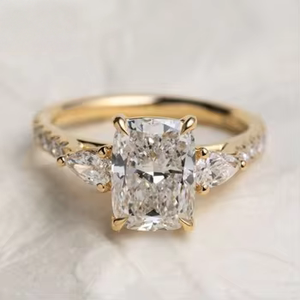 Anello di Fidanzamento Trilogy da Donna in Oro Massiccio 14k 18k <span class=keywords><strong>con</strong></span> Diamante Allungato Taglio Cuscino Creato in Laboratorio CVD Certificato IGI - Product Image 1