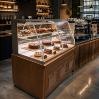 Vitrine de boulangerie commerciale en verre courbé avec base en bois massif à persiennes pour présentation de pâtisseries