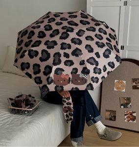 Parapluie compact et durable, résistant au vent, cadre à 8 panneaux, parapluie renforcé pour le soleil et la pluie, poignée confortable, parfait pour la vie urbaine japonaise - Product Image 1