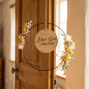 Corona de Boda Rústica de Madera y Metal, Decoración Floral Redonda Hecha a Mano, Adorno Colgante Personalizado con Nombre y Fecha - Product Image 3