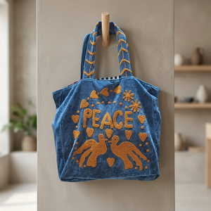 Sac fourre-tout en velours bleu fait main sur mesure avec broderie chic en lettres PEACE jaunes, colombes, cœurs et appliques florales - Product Image 3