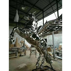 Escultura de Pegaso de Resina Chapada en Oro, Figura Animal Contemporánea para Montar en el Suelo Exterior, Decoración Artística Duradera - Product Image 2
