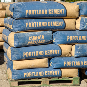 Sacs de ciment Portland empilés sur palette, emballage bleu et marron, usage industriel pour les projets d'infrastructure - Product Image 1