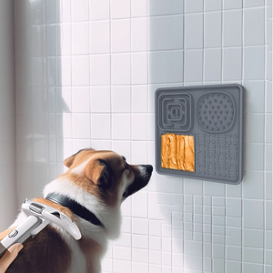 Al por mayor Tapete de silicona cuadrado para lamer con cuatro zonas de textura, ventosas y comedero lento para perros durante el baño y el aseo - Product Image 4