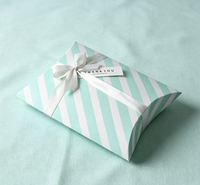 Boîte cadeau pliable en carton recyclé à rayures diagonales multicolores, en forme d'oreiller, avec doublure en éponge, ruban en satin et étiquette suspendue pour mariage
