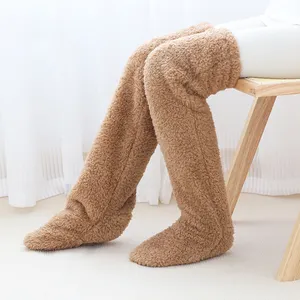 Vente en gros de chaussettes longues d'hiver personnalisées Jambières épaisses sur le genou chaussettes pelucheuses pour femmes bas de pantoufles en peluche