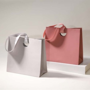 Sac cadeau en papier noir de qualité supérieure avec poignée en ruban, fabriqué sur mesure pour une image de marque de luxe et des événements exclusifs - Product Image 3