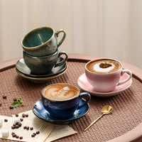 Ensemble tasse et soucoupe à café en céramique de style vintage avec un design fantaisie en relief pour l'art du latte, poignée, capacité de 300 ml pour l'espresso et le thé