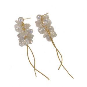 Boucles d'oreilles clous tendance pour femme, en alliage de zinc, avec pampilles géométriques en forme de pétales, perles et fleurs, style français élégant et romantique, pour soirée - Product Image 5