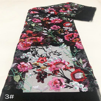 Tissu en maille multicolore écologique brodé de dentelle florale avec des embellissements de perles et de paillettes