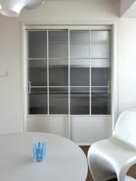 Puerta Corredera de Aluminio de 2 Paneles con Arco, Marco Delgado y Vidrio Acanalado, Divisor de Habitaciones Interior para Suite de Hotel Boutique Moderno