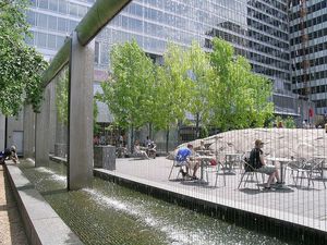 Grande décoration extérieure en acier corten, fontaine moderne à LED avec jets d'eau - Product Image 3