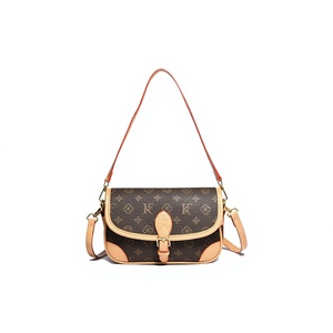 Bolso de Hombro Cuadrado Vintage con Monograma y Correa Ancha de PU, Bolso Bandolera para Mujer, Portátil, con Forro de Poliéster - Product Image 5