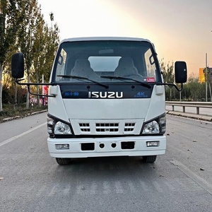 Camion arroseur Isuzu ELF 6 roues 5000L, directement de l'usine, pour le nettoyage des routes urbaines, le contrôle de la poussière et l'irrigation des parcs - Product Image 2
