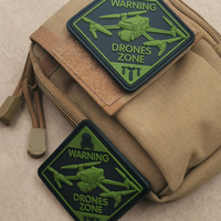 Étiquette de vêtement carrée en caoutchouc 3D avec motif d'avion et de drones, patch en PVC souple pour pilote