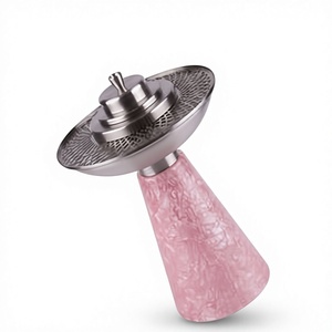 เตาเผาเครื่องหอมทรงกรวยเรซิ่นลายหินอ่อนสีชมพูอ่อน – ตะกร้าใส่บาคูร์ตาข่ายลายซันเบิร์สต์สีเหล็กซาติน - Product Image 1