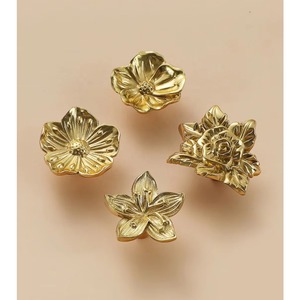 Poignées et boutons de meuble de cuisine en laiton, design créatif Fleur, Feuille, Plume, <span class=keywords><strong>Flocon</strong></span> de <span class=keywords><strong>neige</strong></span>, Bambou, et poignée de barre allongée élégante dorée pour armoire - Product Image 2