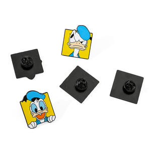 Distintivo in Metallo a Forma di <span class=keywords><strong>Paperino</strong></span>, Creativo e Personalizzabile, in Lega Smaltata, con Stampa 3D a Rilievo, Accessorio per Abbigliamento - Product Image 3