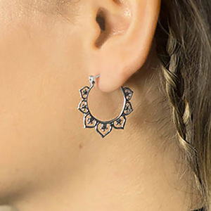 Orecchino a polsino a forma di loto da donna, stile vintage, accessorio per l'orecchio da indossare tutti i giorni, gioiello alla moda per outfit. - Product Image 5