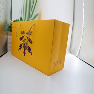 Bolsas de Regalo de Papel Kraft Blanco Personalizadas con Asas para Ropa, Gruesas y con Impresión de Logotipo - Product Image 3