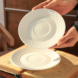 จานแบนลายยุโรปแบบนูน  จานกลมตื้น  ทำจากพอร์ซเลน  ใช้กับเครื่องล้างจานได้  เหมาะสำหรับงานเลี้ยง  จานสเต็ก  จานกาแฟ  ภาชนะบนโต๊ะอาหาร - Product Image 1